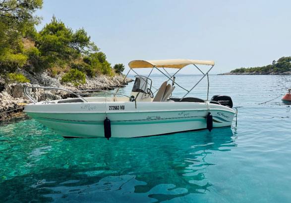 Speedy 590 Evo motorboat at anchor